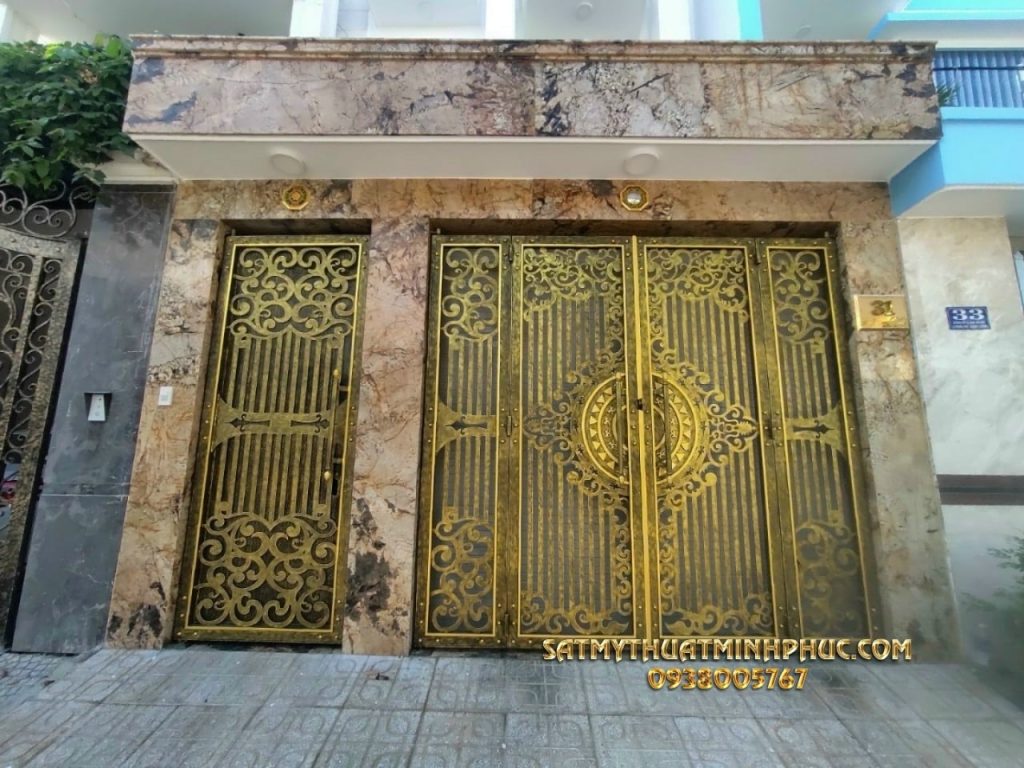 Cổng sắt mỹ thuật lùa 4 cánh màu vàng đồng