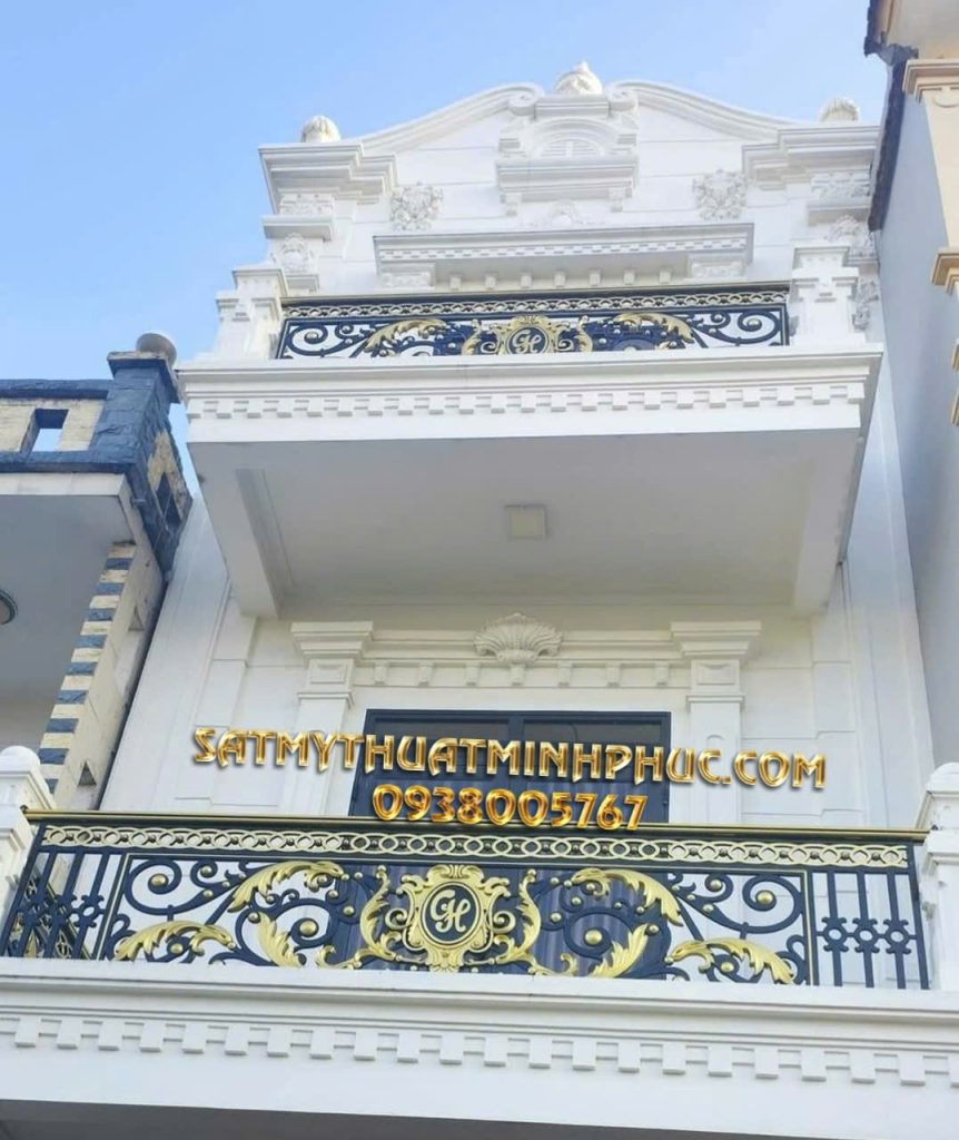 Ban công sắt mỹ thuật Minh Phúc thiết kế khung hoa văn phức tạp, sơn đen bản vẽ 3D với chi tiết mạ vàng nổi bật.