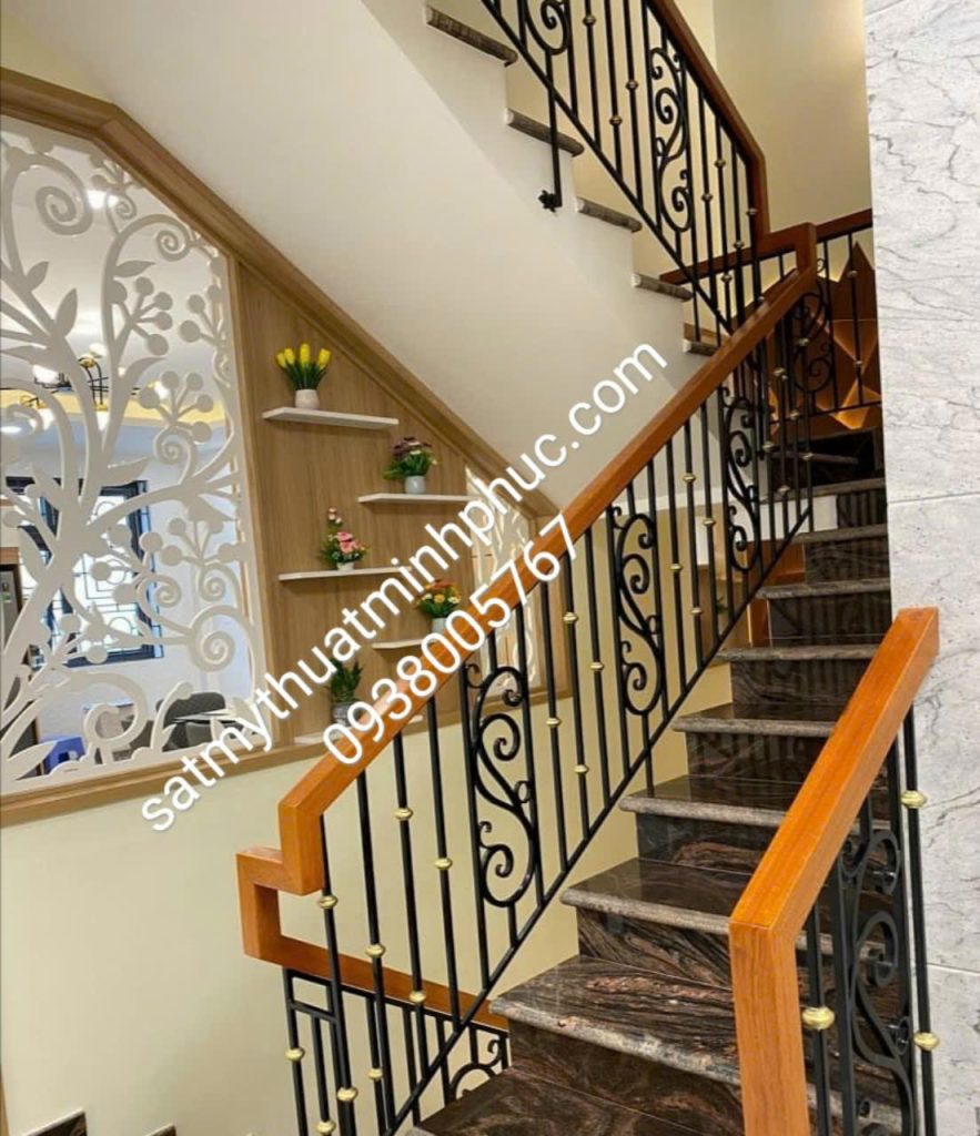 Lan can ban công sắt mỹ thuật Minh Phúc màu đen – đồng với hoa văn cổ điển, lắp ở mặt tiền biệt thự trắng.