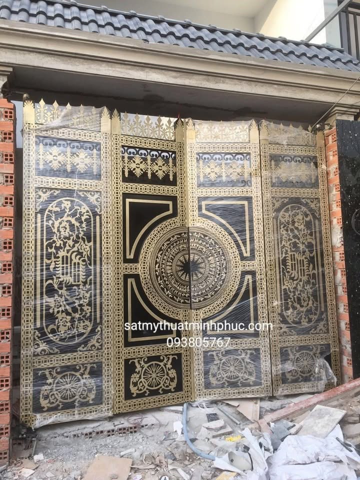 Mẫu cổng sắt mỹ thuật 4 cánh họa tiết trống đồng